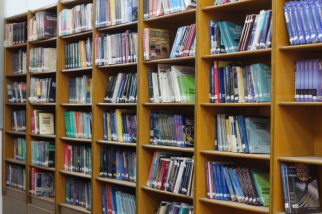 أرفف المكتبة بالكتب